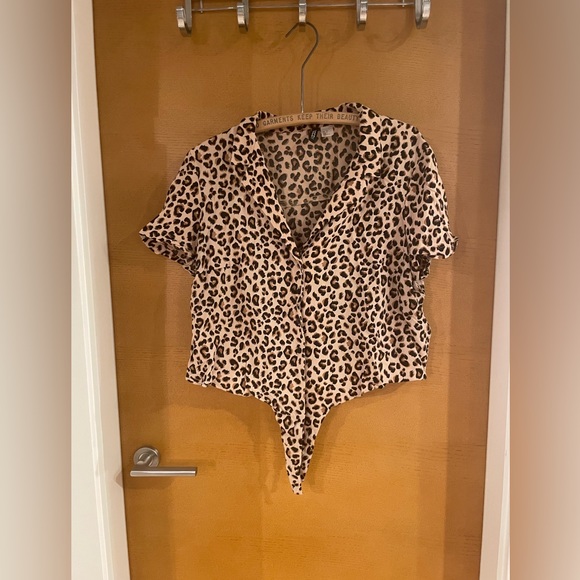 Divided Leopard-print Tied Button-down Shirt - Picture 4 of 4